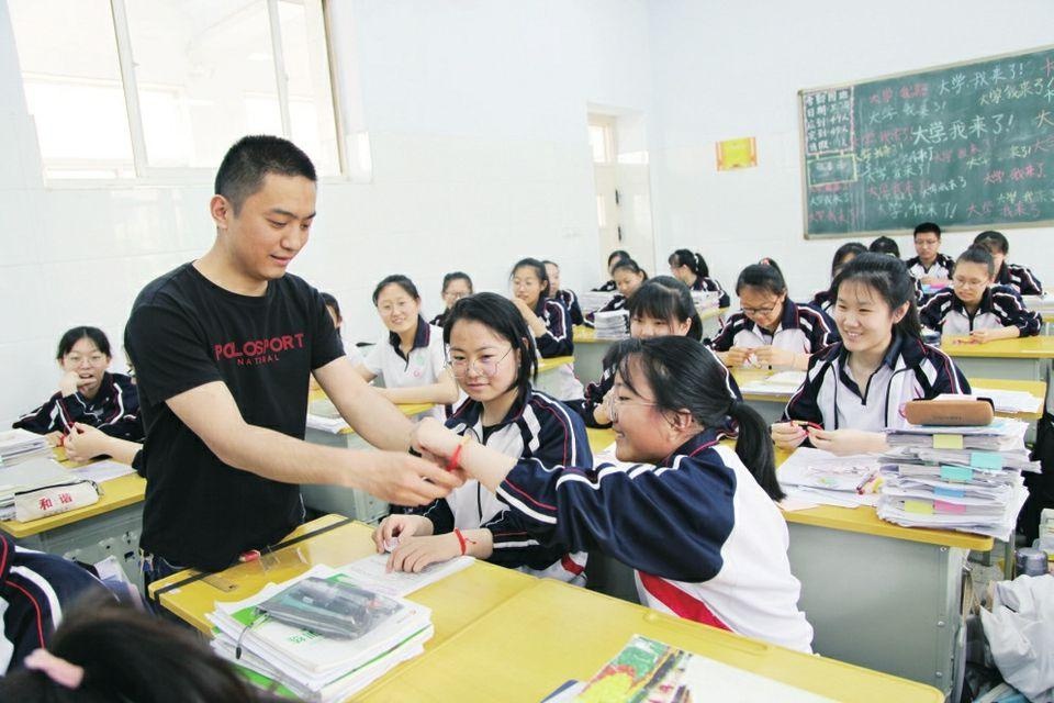 德州二中班主任张永虎为学生送上特殊礼物