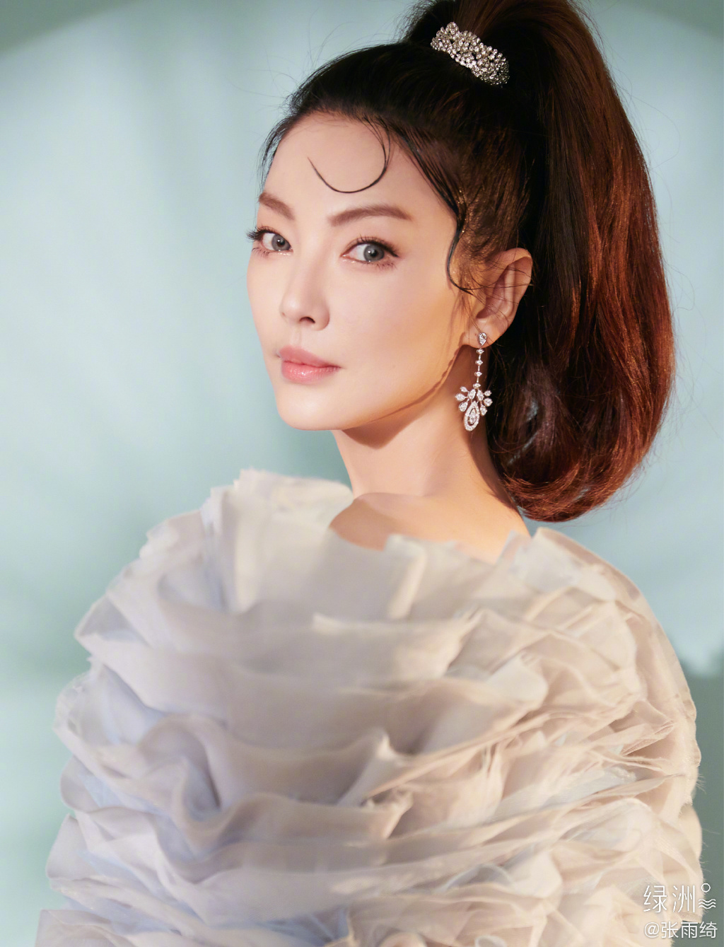 张雨绮微博之夜自带"c位":真不是故意的