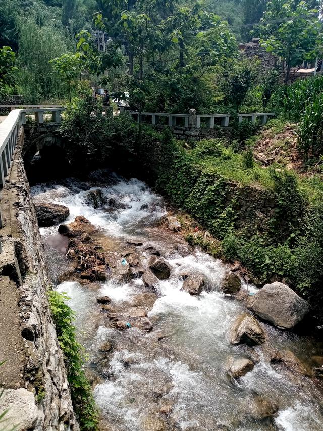 济南这个藏在深山中的村庄,古朴幽静,泉水欢腾风景如画!