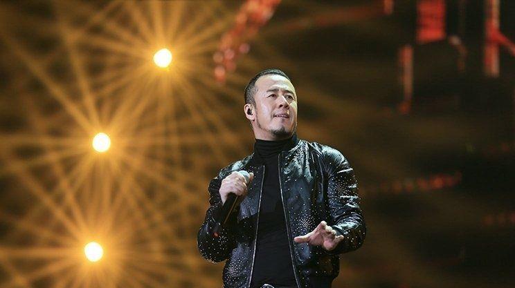 王源吸烟被实锤后,张艺兴抽烟也上了热搜,舆论截然不同