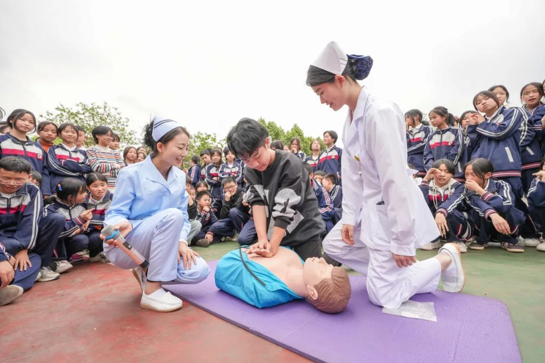 七砂中学清镇市第三中学清镇市第一中学贵阳市传习中学近日,贵州工商