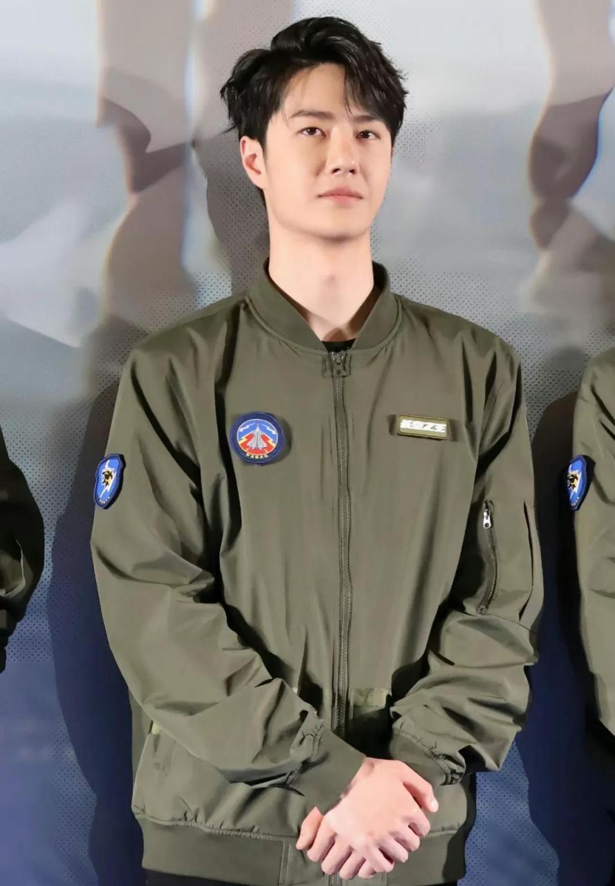 王一博是很瘦很好看的,现场生图的状态很绝.