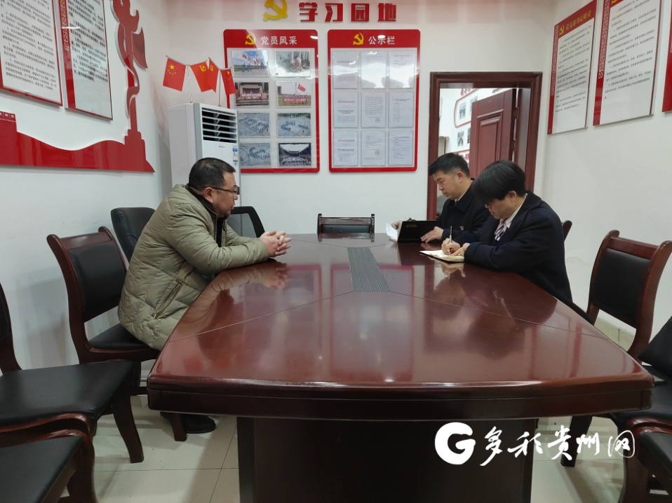 人民银行黄平县支行行长潘承志深入黄平农商银行基层网点调研指导