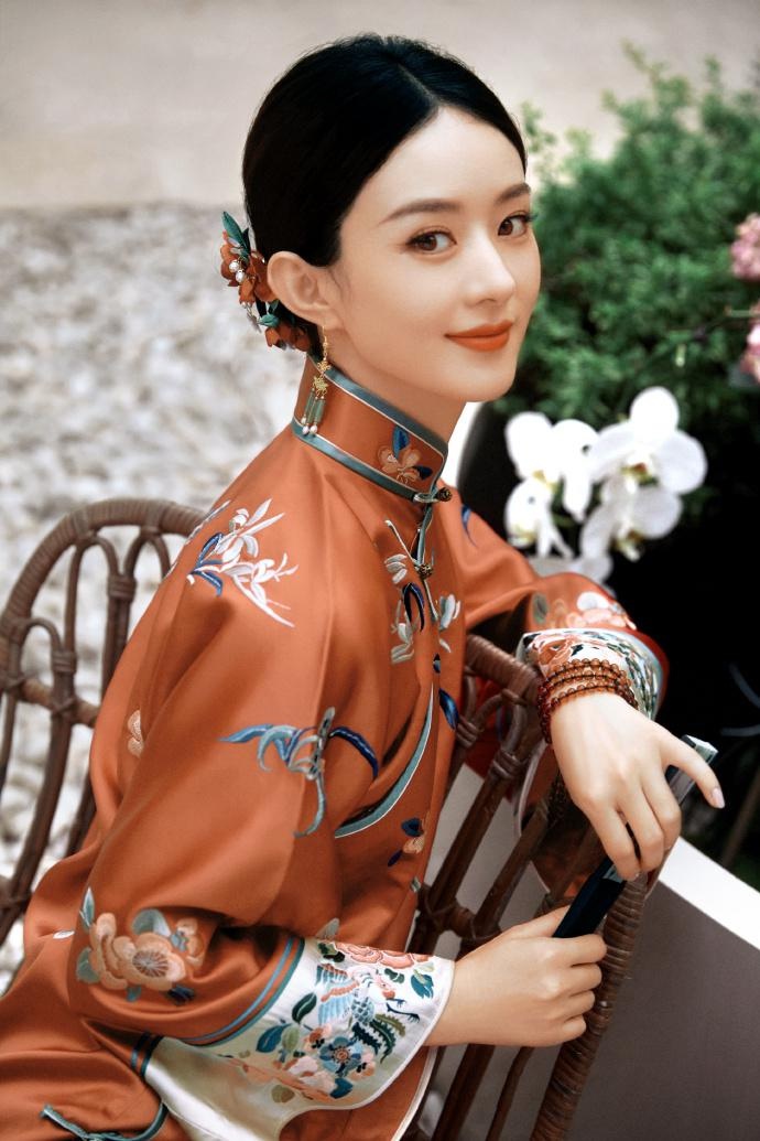 赵丽颖罕见穿橘色旗袍变身古风美人,脚踩绣花鞋轻摇小扇温婉秀气