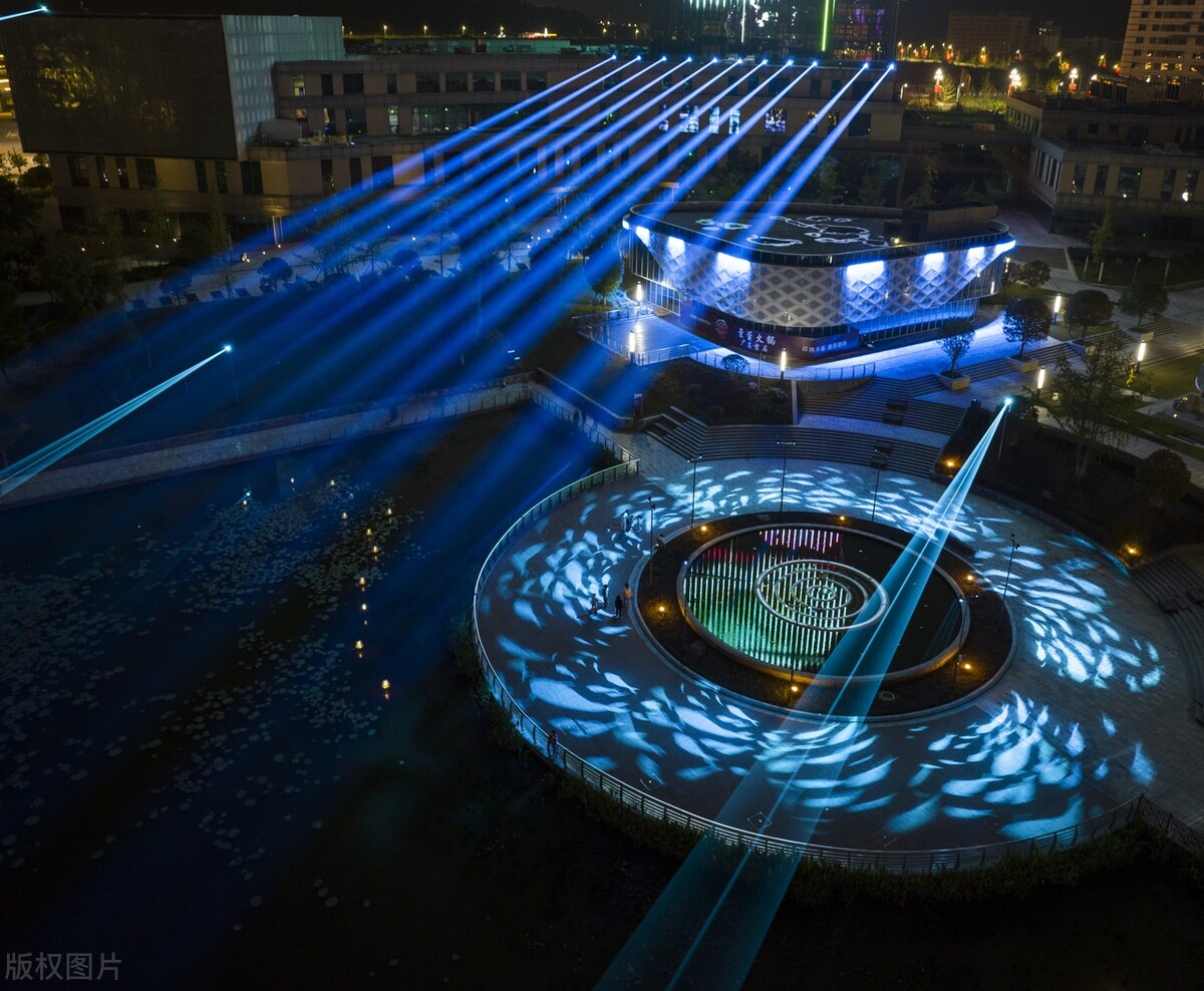 四川省广安市经开区深广人才公园上演了一场令人陶醉的灯光秀