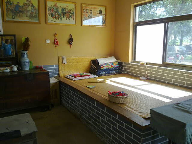 东北人全家睡在一个炕上,到了晚上不会尴尬吗?当地人作出解释