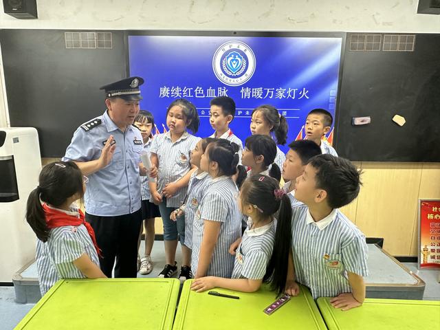 中国好人曹金生为西安市实验小学讲述家国情怀的故事