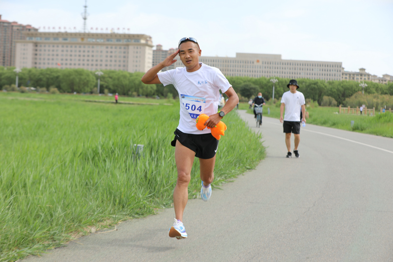 内蒙古包头1500名跑友赛汗塔拉开启城市公益跑