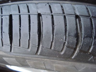 轮胎前轮外侧磨损严重 汽车前轮轮胎外侧磨损