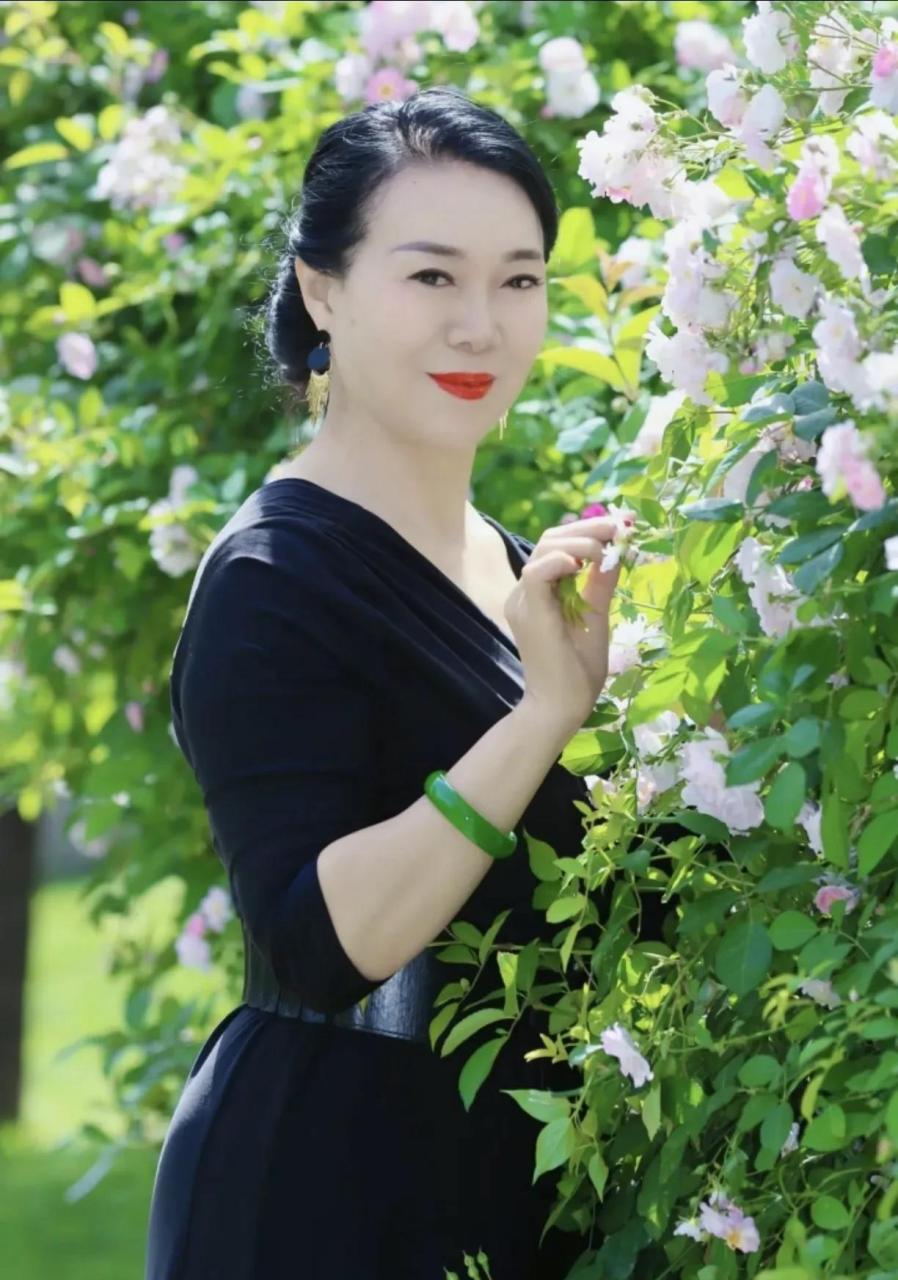 中年女人的美,是气质,是精致,是追求,是梦想.她活出这个样,让人羡慕!