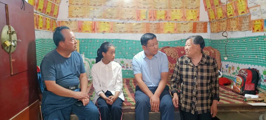 县委常委,宣传部部长康东椋走访慰问陕西省"新时代好少年"张雪梅