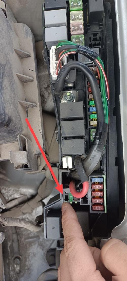 比亚迪f3保险丝位置在哪?