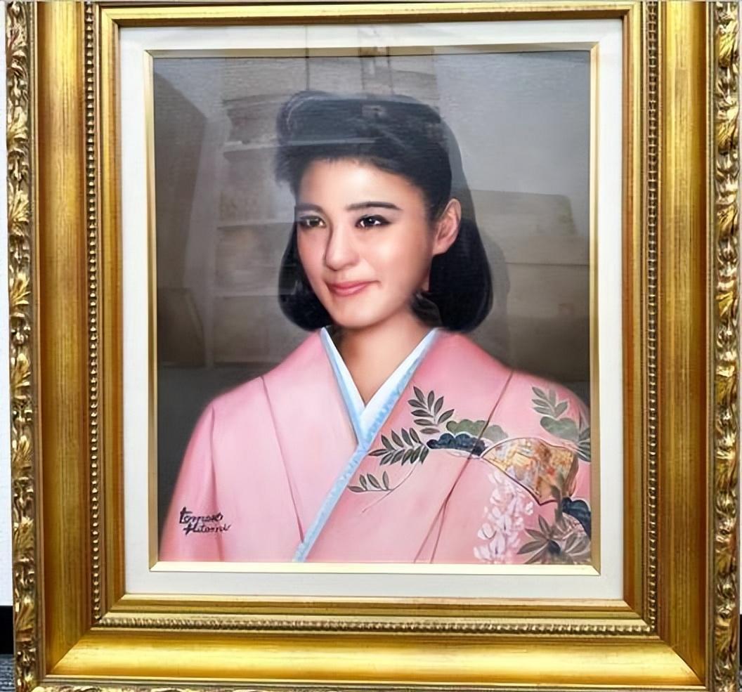 两代日本皇后的油画亮相,粉红和服的雅子,好有古典美