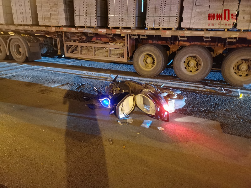 黑夜中,两轮电动车撞上停在路边的大货车!柳州骑手被紧急送医