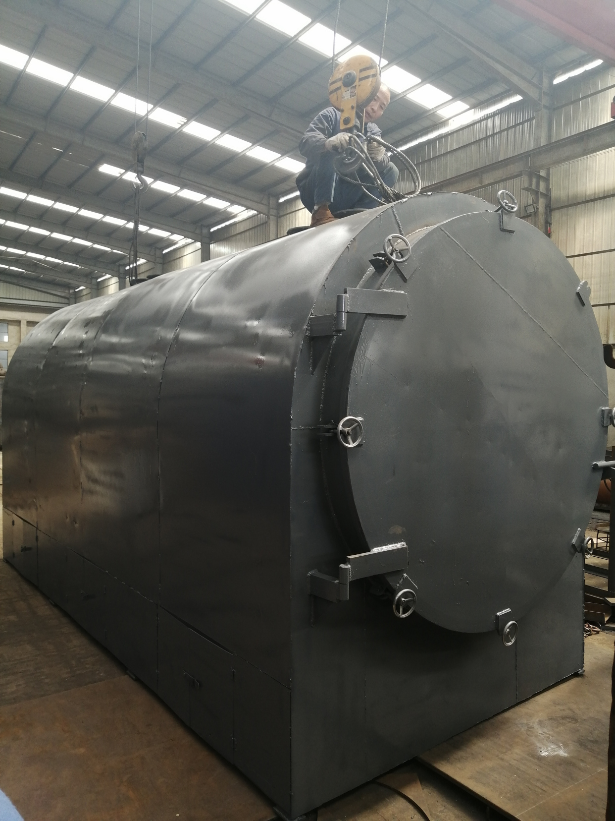 广西地区龙眼木,荔枝木等果木树枝都可以用卧式炭化炉做成木炭