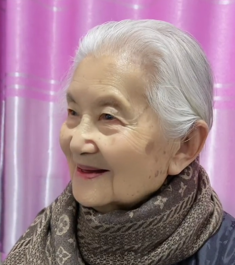 94岁老太疑遭女儿"虐待"?一个细节引热议,网友:毫无底线