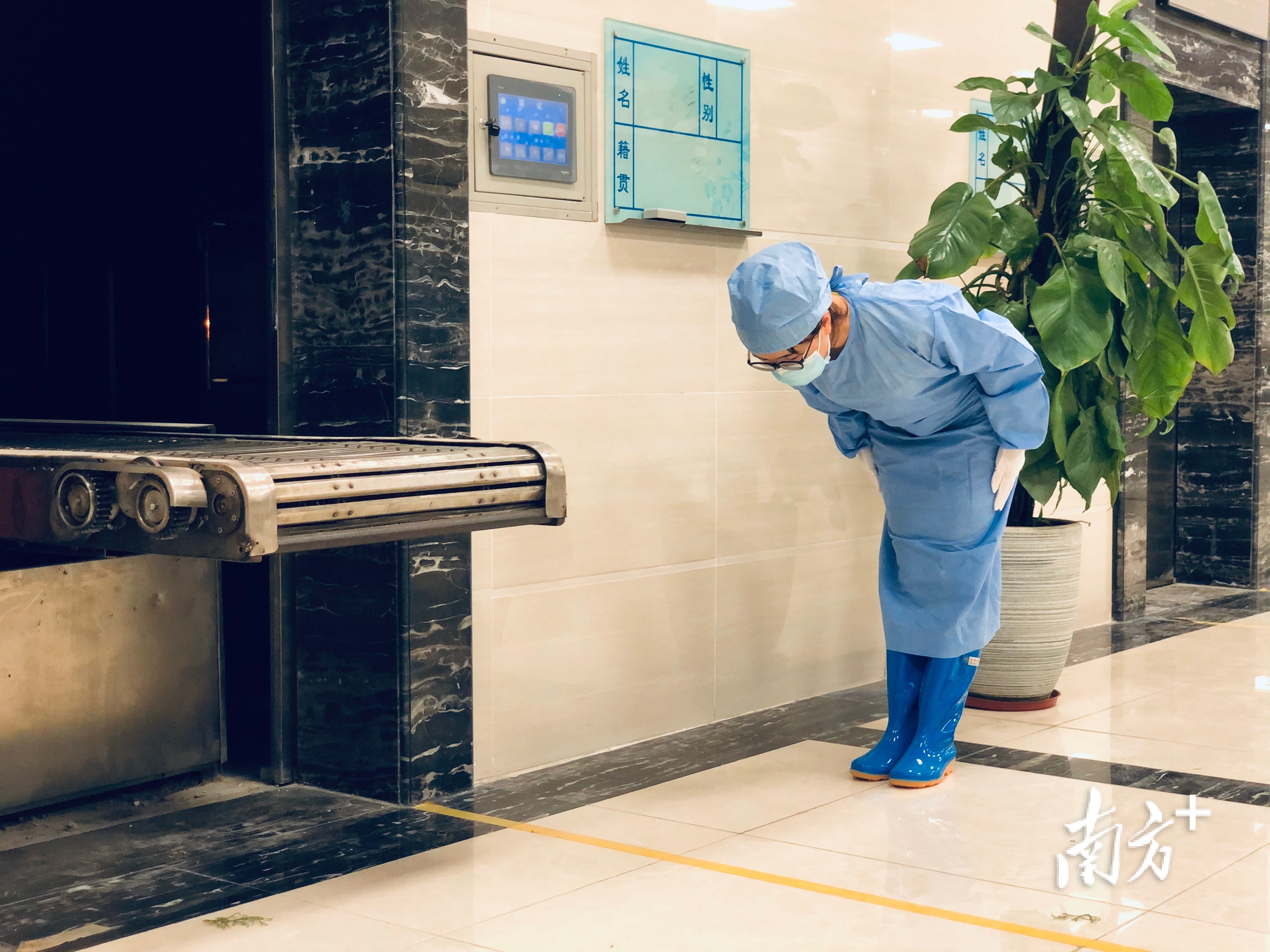 特写|她在东莞做火化师