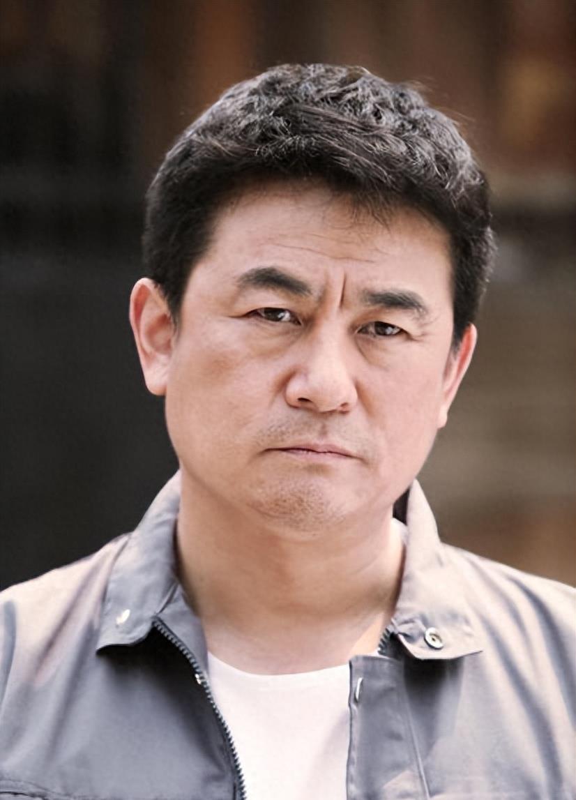 李洪涛:娶老师女儿,结婚30年零绯闻,他的两个嗜好让妻子很烦恼