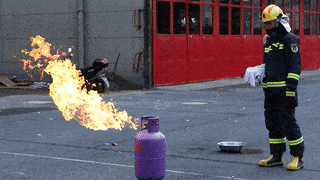 也是不行的 在堆满易燃物的空间内放任液化气罐燃烧 极易造成火灾蔓延