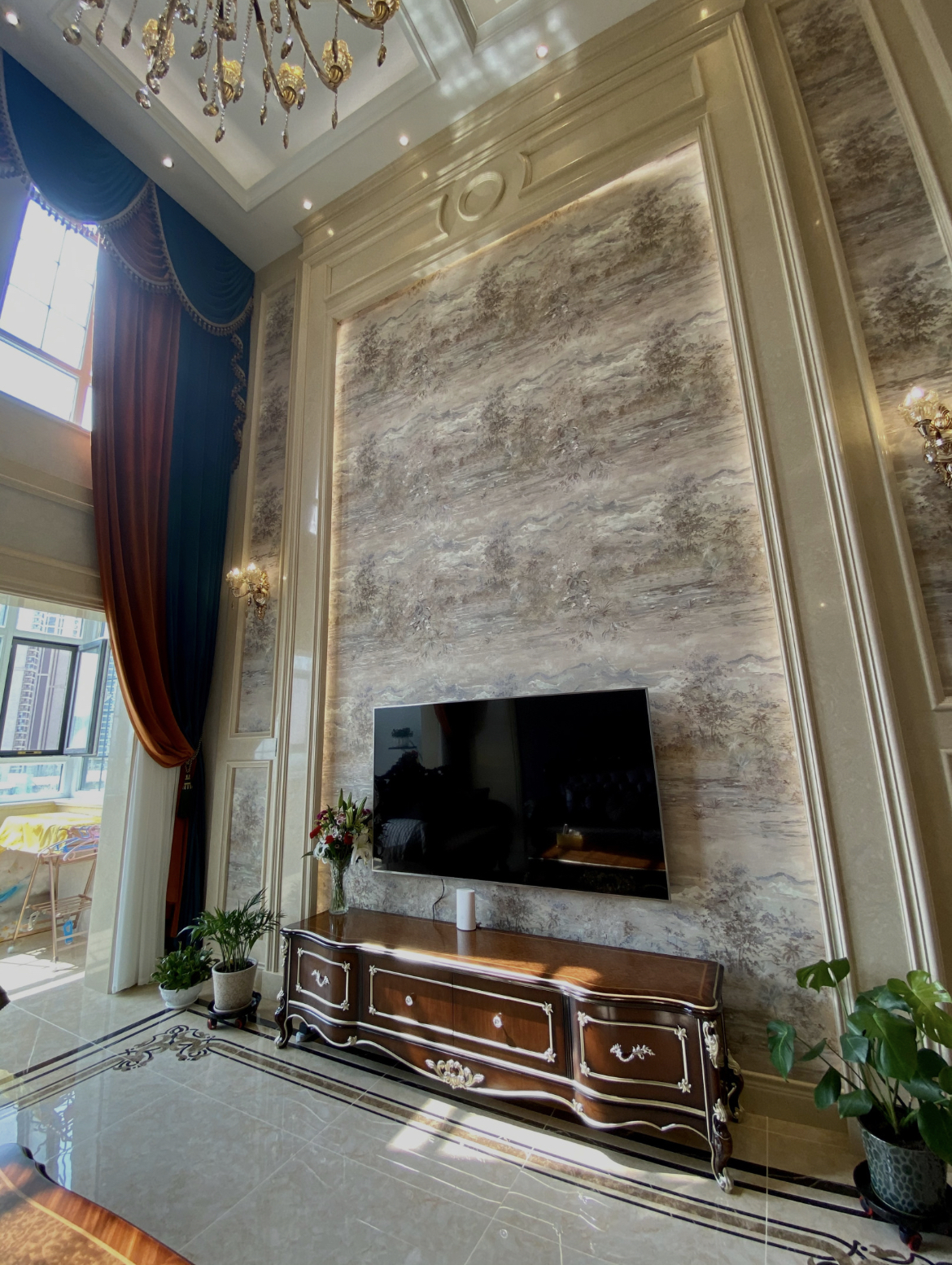 240平复式楼中楼,高挑空间很大气,大理石电视墙特别吸引人眼球