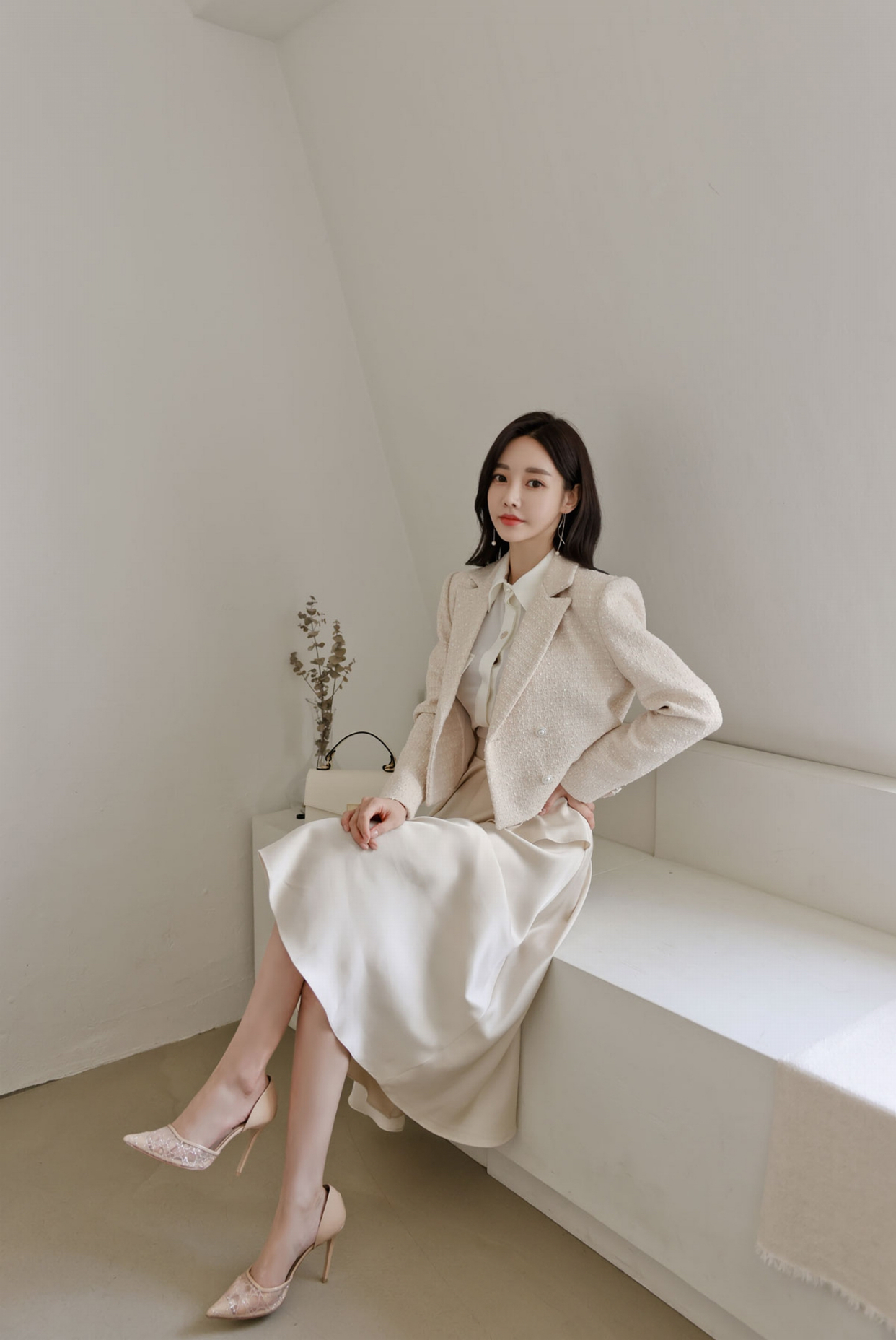 韩国美女孙允珠时尚写真:象牙白简约干练优雅小西装,大显好身材