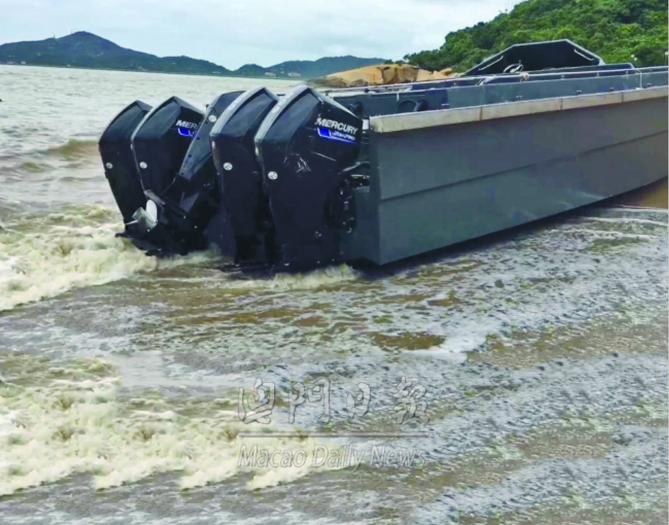 光天化日,澳门海滩上演"警匪飞艇追逐战"!