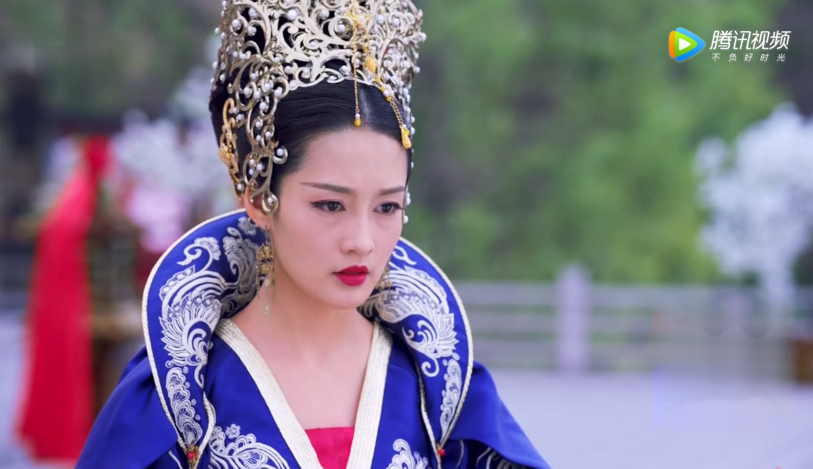 现在的古装新娘的造型都是一顶发冠了事,越来越没有杜冰雁的韵味