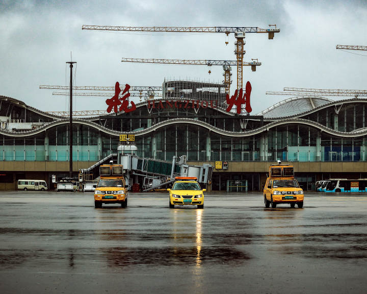 杭州机场26日取消航班325架次,运行逐步恢复