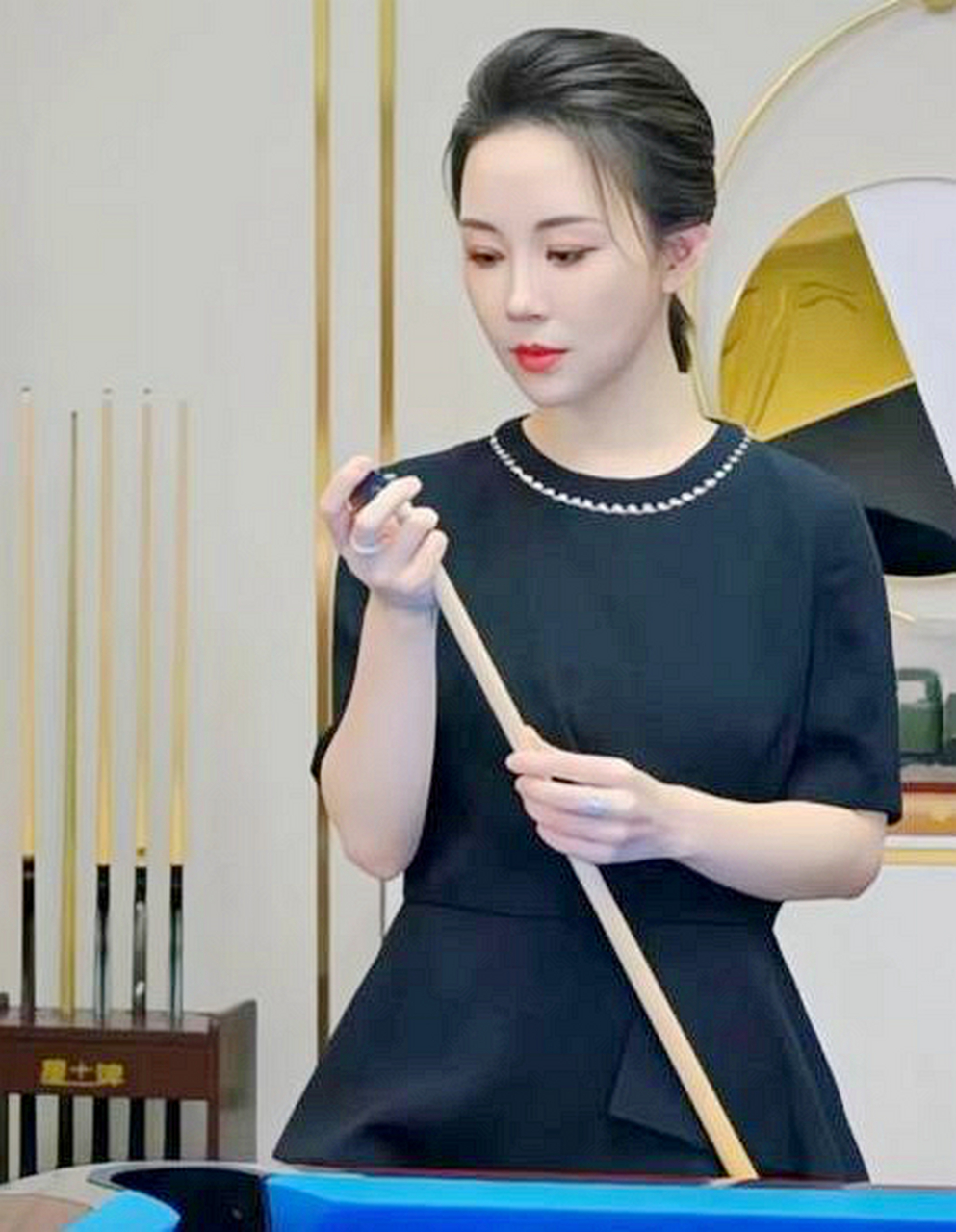 台球天后潘晓婷是最漂亮的运动员.