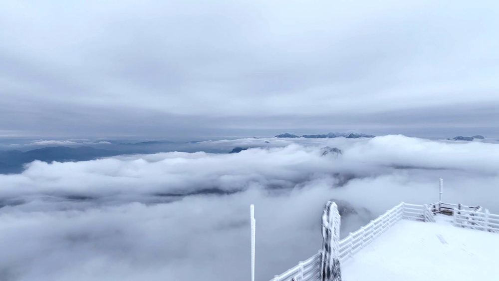 四川万源"川东峨眉"八台山雪后现云海景观