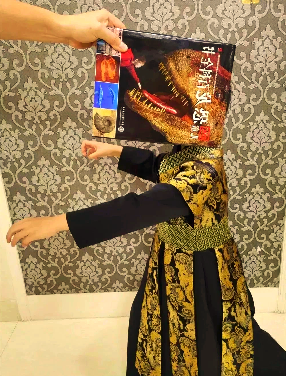 创意摄影与书籍魅力:书脸秀活动的精彩展现