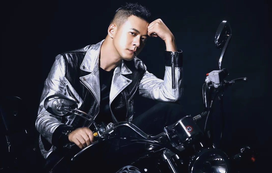 杨奇鸣:演艺圈中多才多艺的硬汉形象