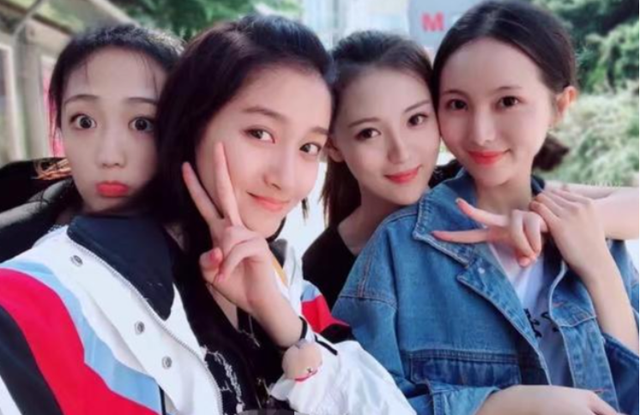 关晓彤与大学舍友合照曝光,看到合影之后,网友:她没有谦虚