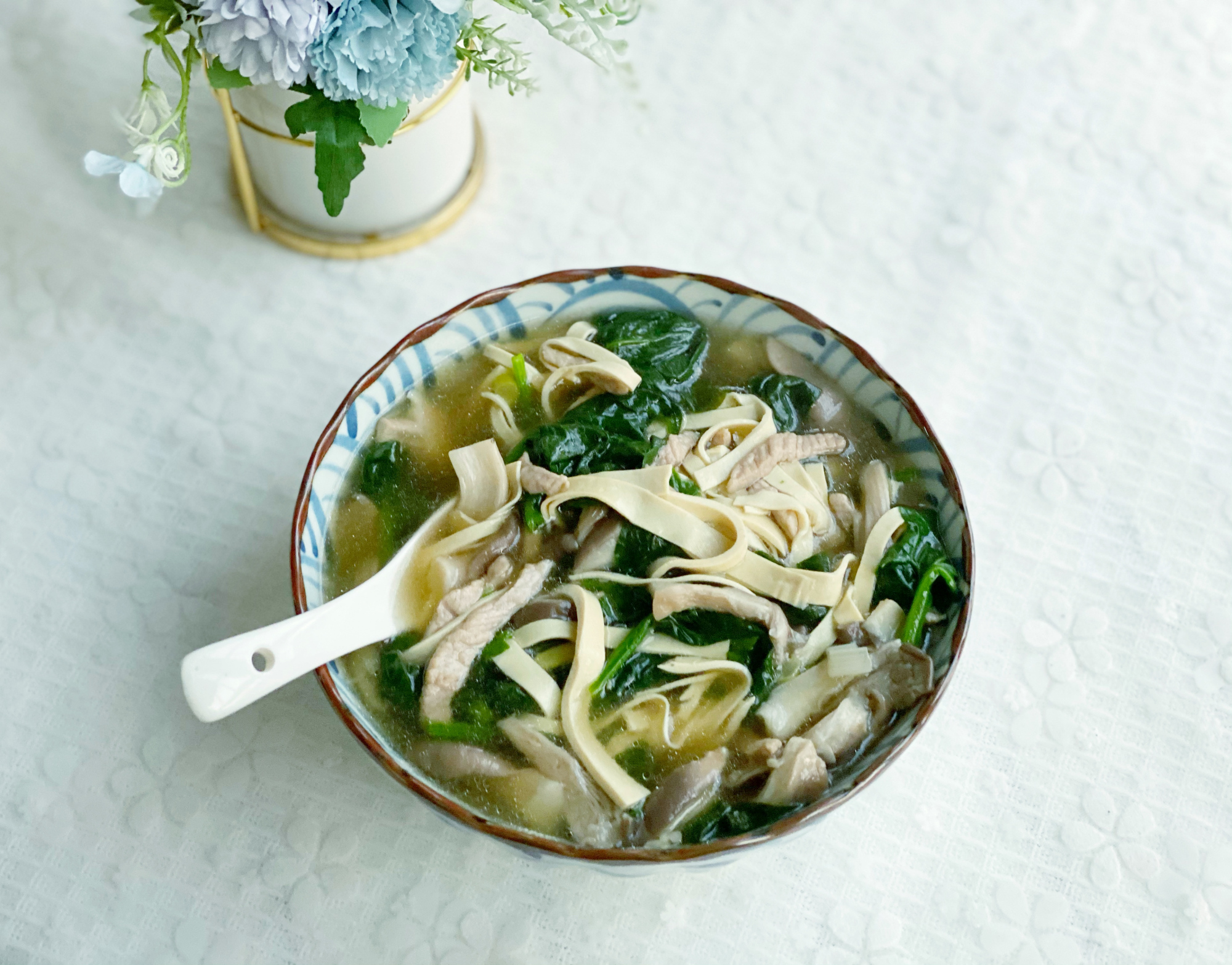 天冷,做一锅鲜美营养的菠菜蘑菇汤,香气四溢补铁又补钙