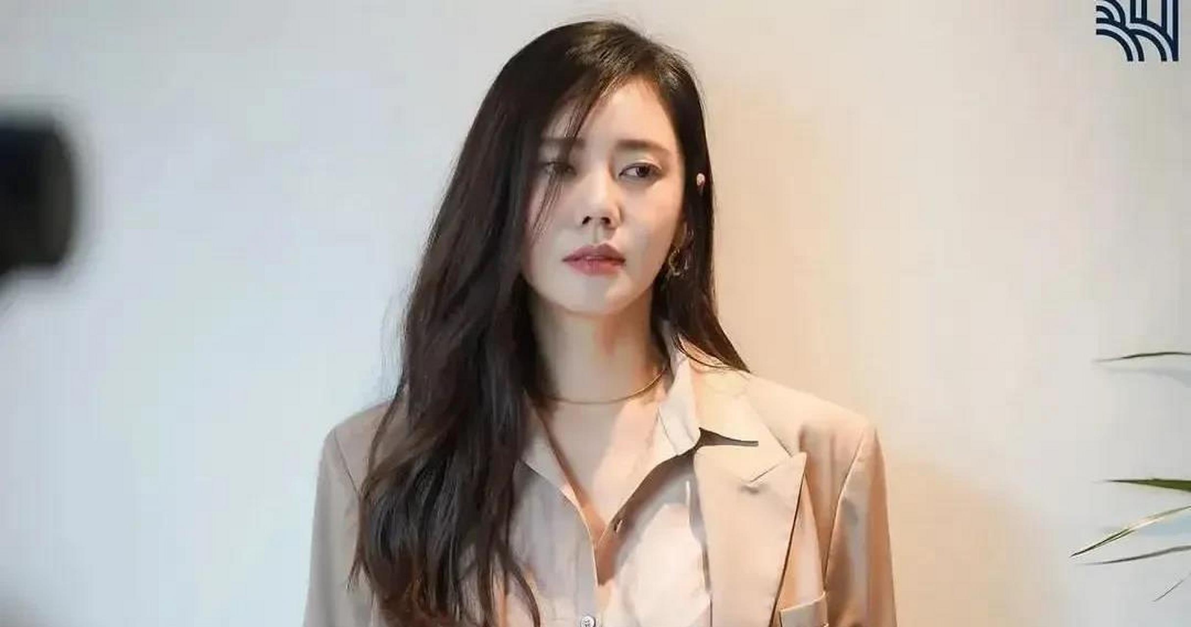 于晓光媳妇秋瓷炫又出来营业了,一组秋季西装造型,端庄大气,优雅时尚.