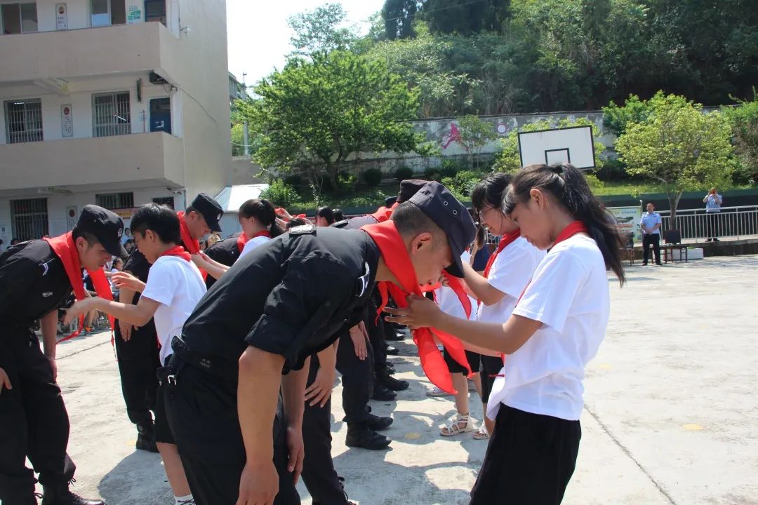 學英模築平安繽紛六一進校園