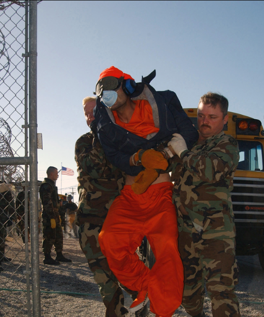 《纽约时报》曝光20年前五角大楼机密——关塔那摩监狱首批囚犯抵达时