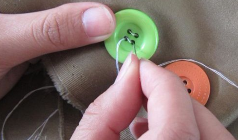 缝扣子怎么打结收针