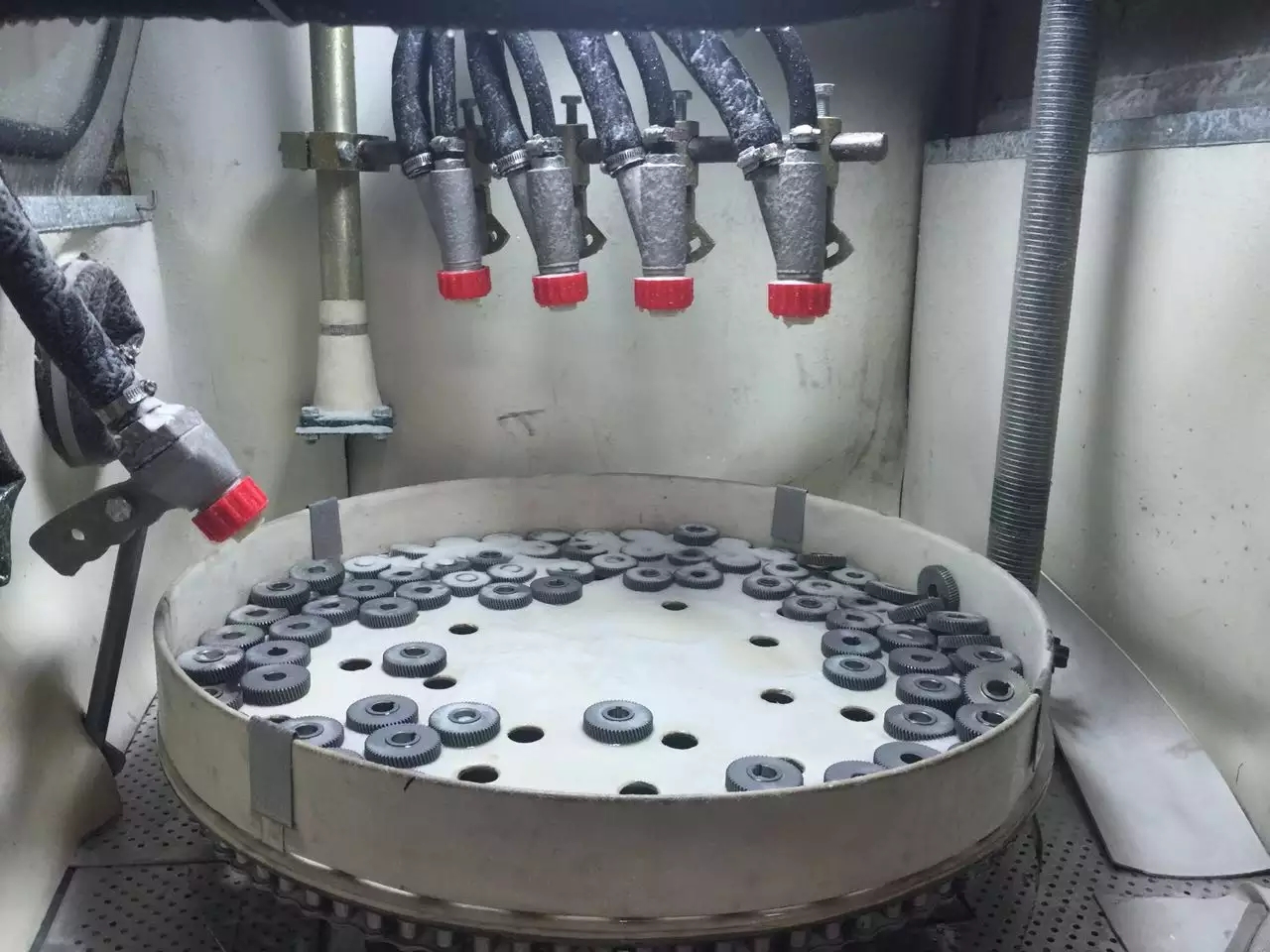 自动液体喷砂机用于齿轮等碳钢毛刺喷砂清理及产品强化