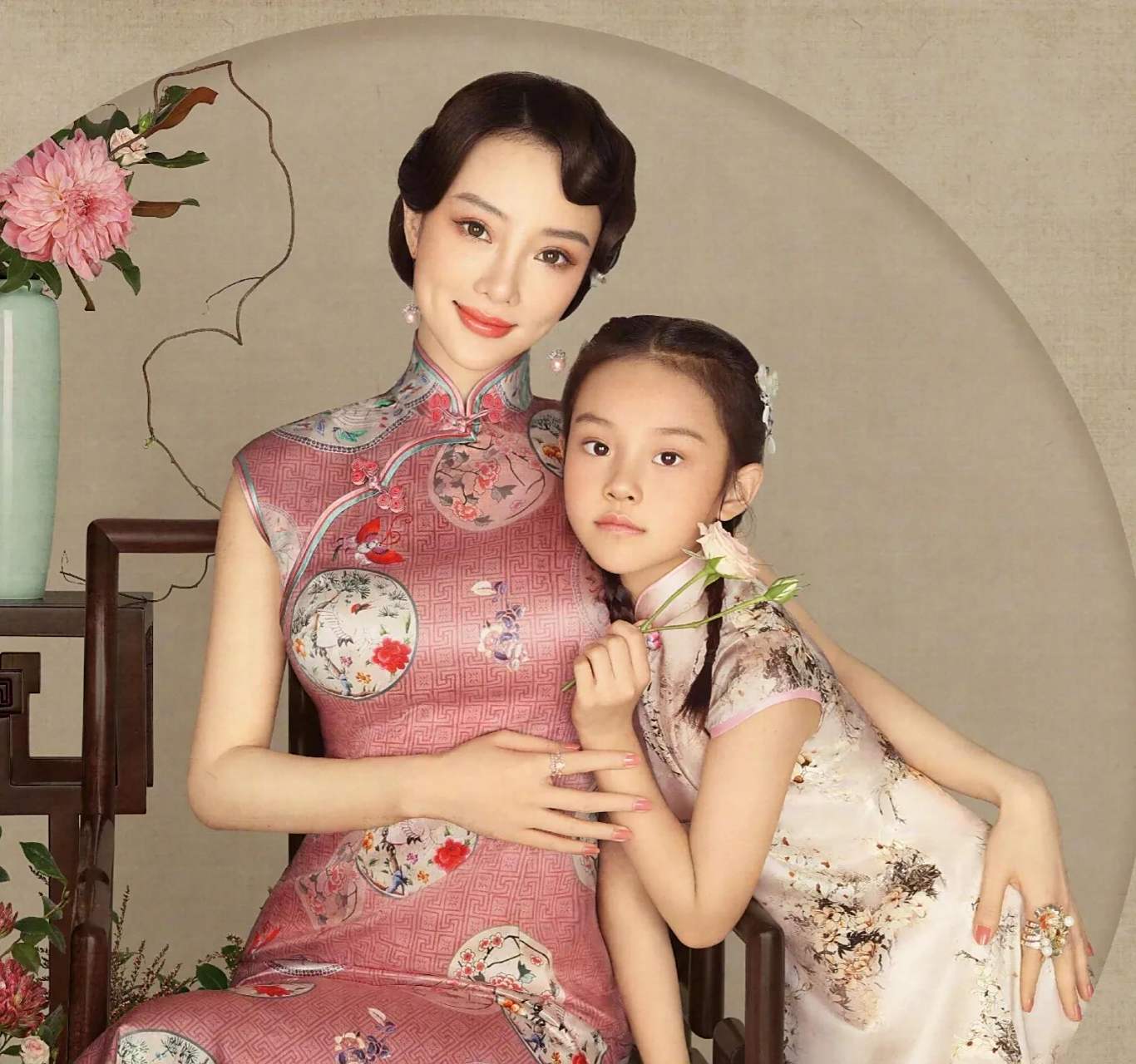 李小璐带甜馨t台走秀,小姑娘一脸表情严肃,穿衣风格也越来越成熟,还是