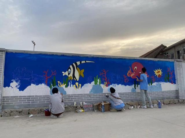 山师美术学院"蒲公英"社会实践队手绘墙画扮靓乡村