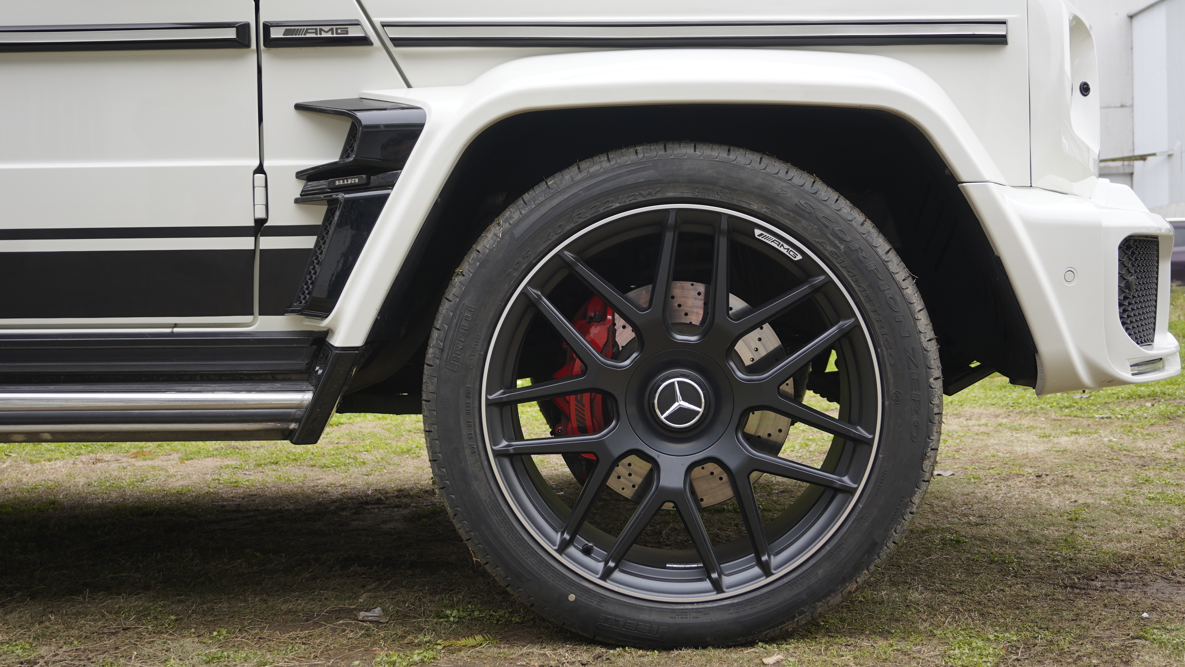 白色大g换装新款巴博斯g800,更加亮眼!