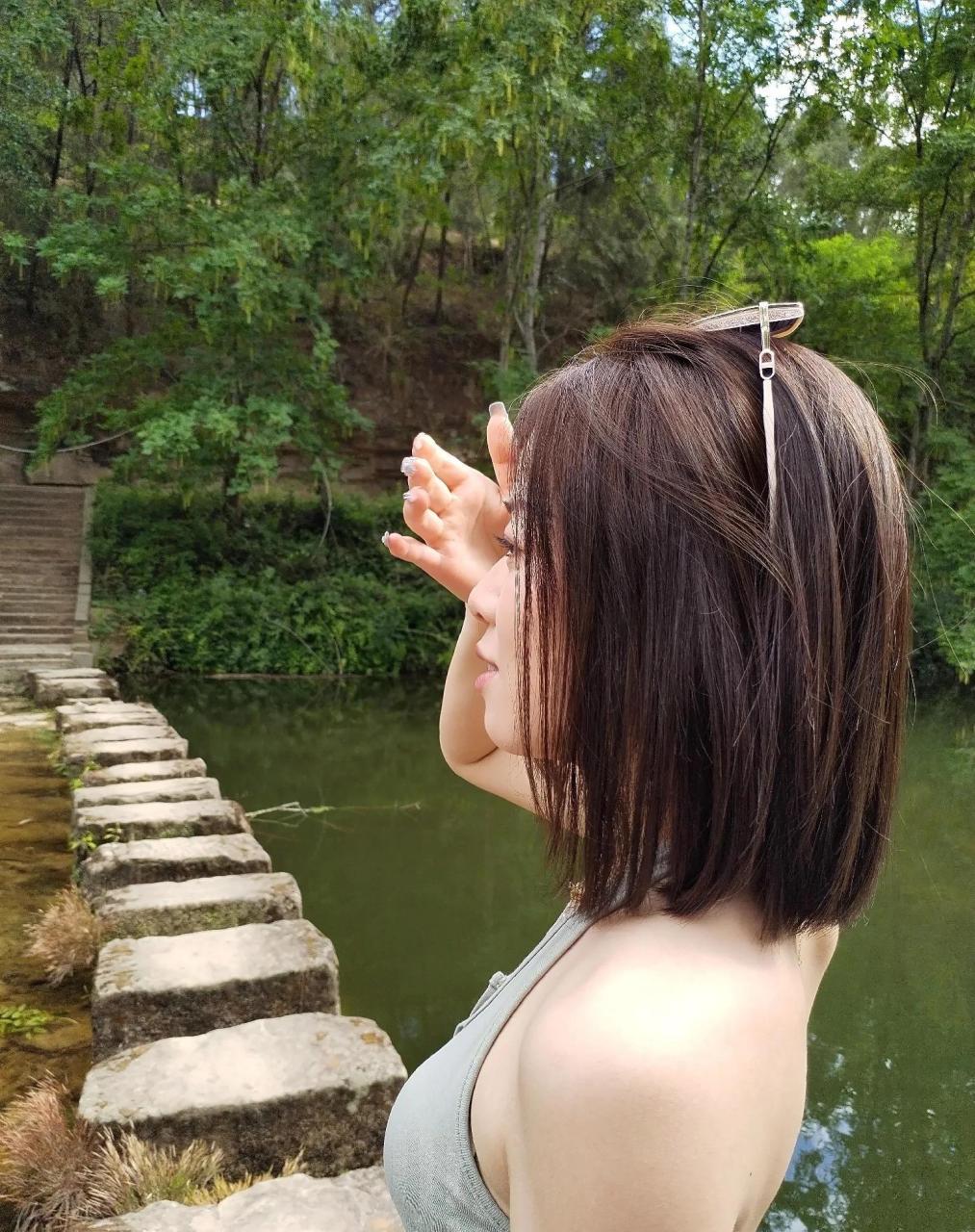 [爱慕][爱慕]今天回乡下,在路过阆中杨家河景区遇一美女,我这50多岁的