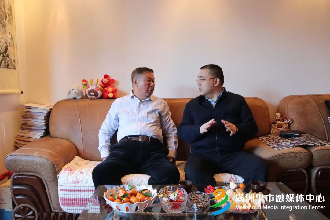 记者 刘昌岭 摄岳国栋先后来到老干部周吉良和尤忠