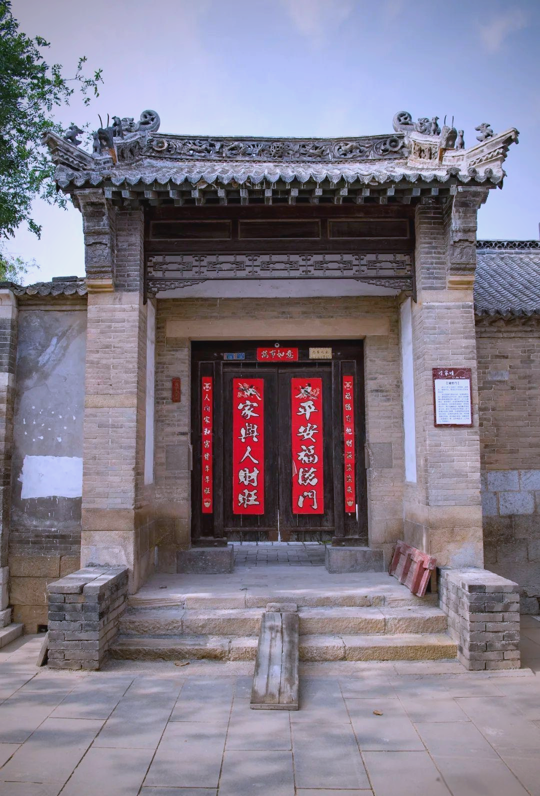 曾有朋友亲历,他家在农村,因出行方便而设计了双大门