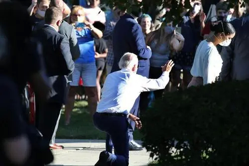 "诡异乔"再现,拜登突然下跪,直接看懵网友:要向哈里斯求婚?