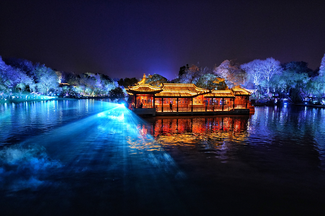 烟花三月下扬州,瘦西湖的白天美如画卷,夜晚的灯光秀更加精彩