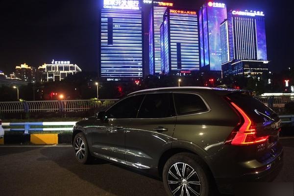 邂逅沃尔沃xc60智远松林灰,游走于城市间的精灵!