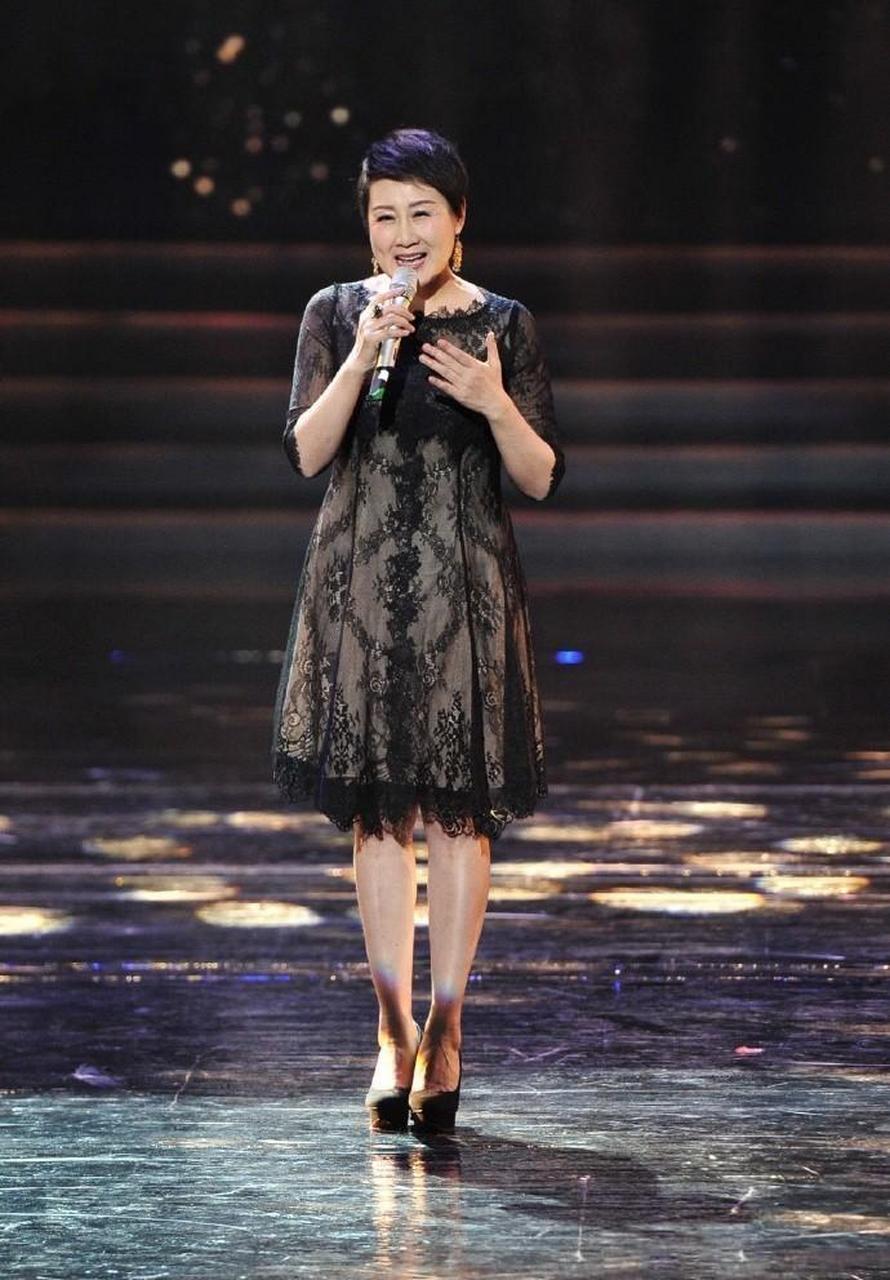 岁月可以说是女人最大的敌人了,到了中年,无论是颜