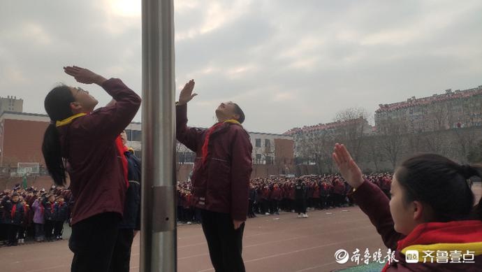 济南市名士小学学生们安全返校开学